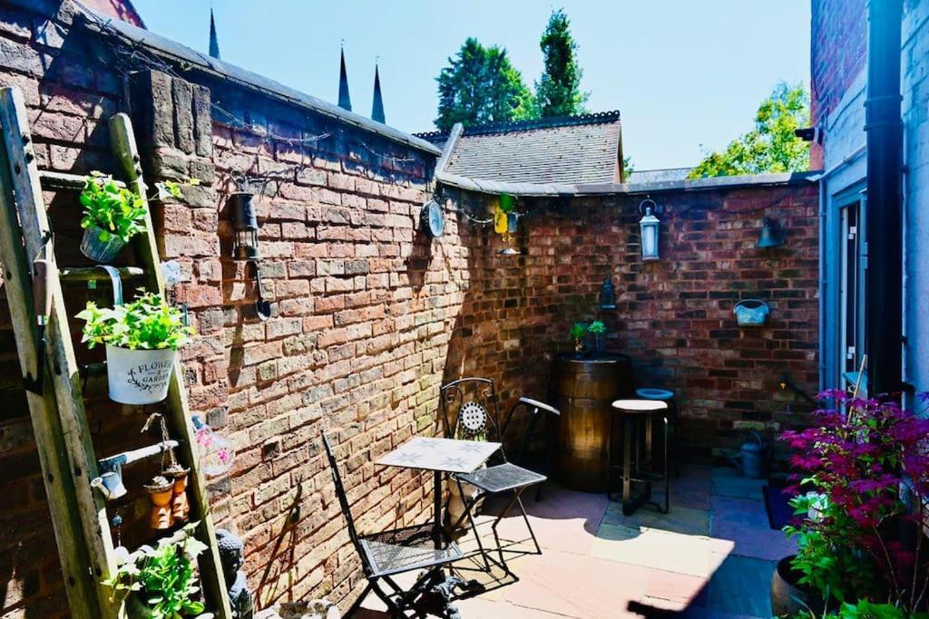 Gaia Villa Lichfield Exterior foto